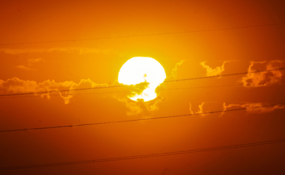 Протуберанец гигантских размеров всколыхнул Солнце: Земле грозит удар космической стихии — чем чревато это для людей