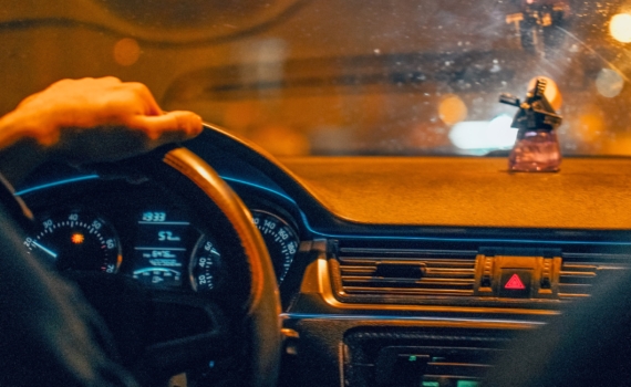 Тусклый свет фар может стоить дороже аварии — вот что нужно проверять первым делом