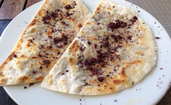 Лепёшки с сыром: идеальный завтрак для занятых мам за пару минут — когда нет времени стоять у плиты