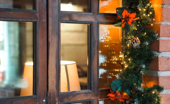 Волшебство в каждом окне: 8 ярких идей оформления к Новому 2026 году — вы точно сможете