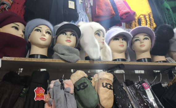 Шляпка-клош в зимнем гардеробе 2026: вот как носить главный тренд сезона — для смелых и стильных Шляпка-клош в зимнем гардеробе 2026: вот как носить главный тренд сезона — для смелых и стильных