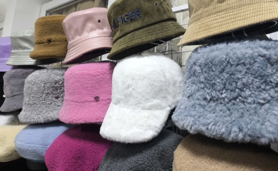 Идеальная шапка — та, что не хочется поправлять: 5 правил удачной примерки для женщин 50+ Идеальная шапка — та, что не хочется поправлять: 5 правил удачной примерки для женщин 50+