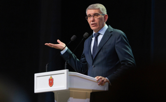 Миляев продиктовал общественникам номер телефона и разрешил звонить для решения проблем Миляев продиктовал общественникам номер телефона и разрешил звонить для решения проблем